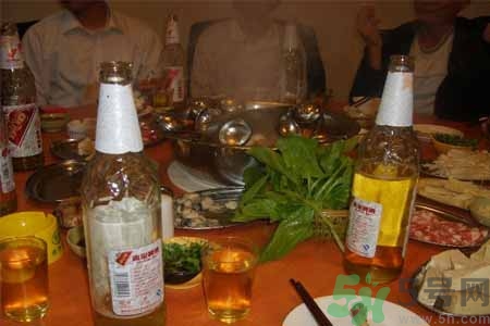 吃火鍋喝啤酒會胖嗎？吃火鍋喝啤酒胖了怎么辦？