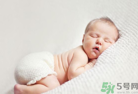 嬰兒秋天拉肚子怎么辦？秋天嬰兒拉肚子怎么辦？