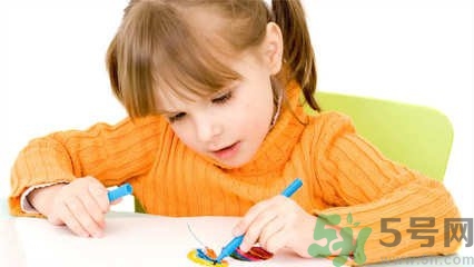 孩子左撇子怎么辦？孩子左撇子需要糾正嗎？