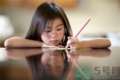 孩子左撇子怎么辦？孩子左撇子需要糾正嗎？