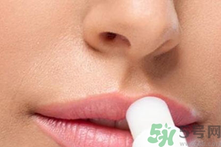 嘴巴起皮很干怎么辦？嘴巴起皮很干怎么回事？
