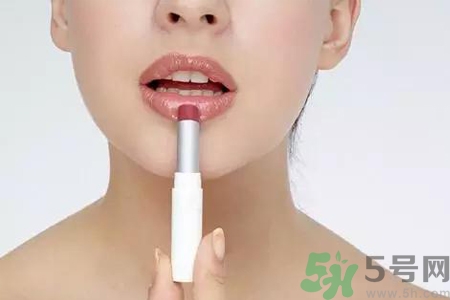秋天嘴巴起皮吃什么水果好？嘴巴起皮吃什么食物好？