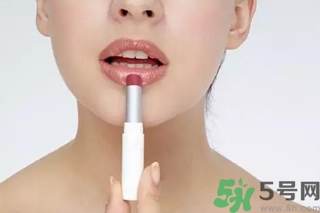 嘴巴起皮吃什么蔬菜好？嘴巴起皮吃什么好的快？
