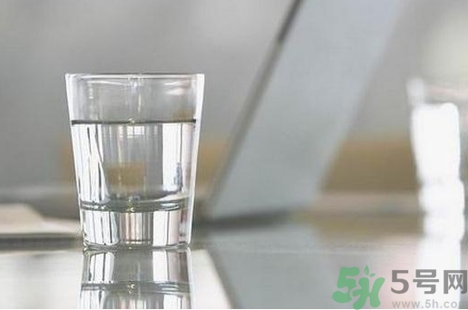 多喝水皮膚會(huì)變好嗎？喝多少水皮膚會(huì)變好？
