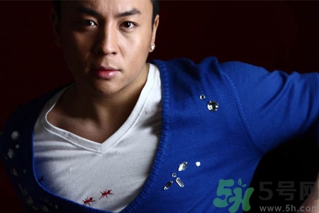 男性耳飾怎么挑選？男生耳釘左右耳的含義是什么？