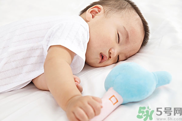 寶寶睡覺張著嘴是怎么回事？寶寶睡覺為什么張著嘴？