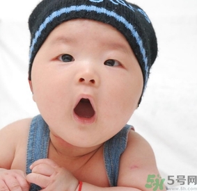 寶寶多大穿鞋子比較好？寶寶多大可以穿鞋？