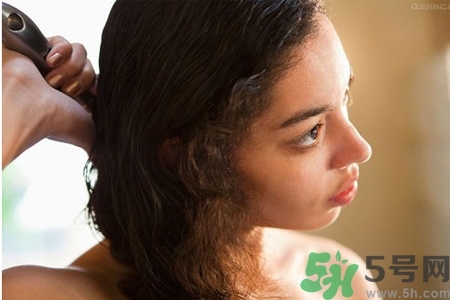 睡前能梳頭嗎？睡覺前梳頭會影響睡眠嗎？