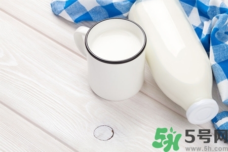 核桃奶和純牛奶哪個(gè)營養(yǎng)價(jià)值比較高？核桃奶和純牛奶的區(qū)別