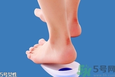 腳后跟腫是什么原因引起的？腳后跟腫怎么辦？