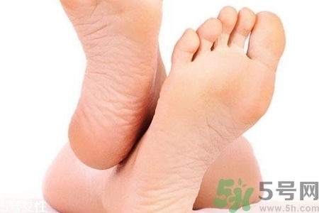 腳后跟腫是什么原因引起的？腳后跟腫怎么辦？