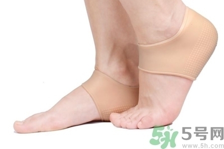 腳后跟腫是什么原因引起的？腳后跟腫怎么辦？