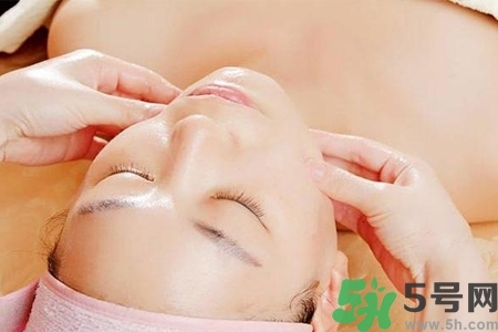 面部刮痧用什么精油好？面部精油刮痧有什么好處？