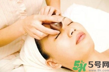 面部刮痧用什么精油好？面部精油刮痧有什么好處？