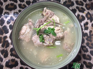 煮排骨用涼水還是熱水？燉排骨用熱水好還是涼水好？