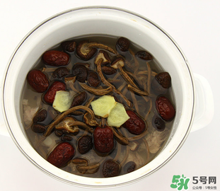 燉排骨什么時(shí)候放鹽最好？燉排骨放什么調(diào)料？