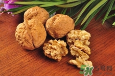 吃核桃可以喝茶嗎？吃核桃喝茶會(huì)中毒嗎？