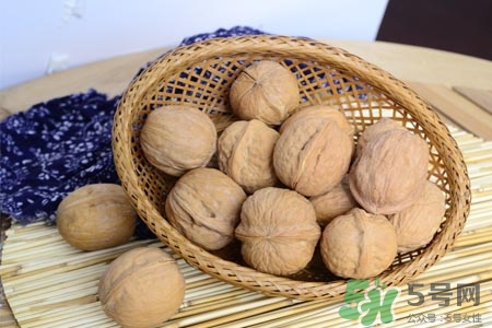 晚上吃核桃會胖嗎？核桃吃多了會變胖嗎？