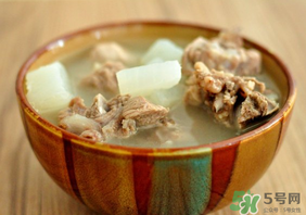 排骨湯為什么是白色的？排骨湯怎么熬成乳白色的？