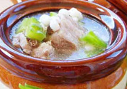 排骨湯為什么是白色的？排骨湯怎么熬成乳白色的？