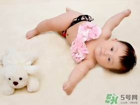 冬天出生的寶寶穿什么衣服？冬天出生的寶寶要準(zhǔn)備什么衣服？