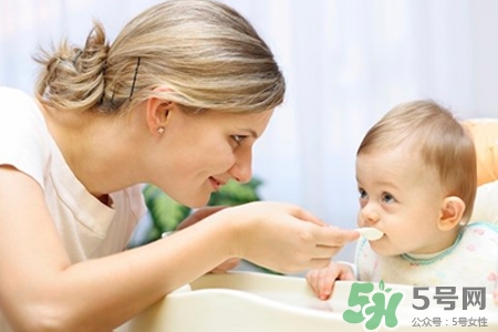 什么時(shí)候給寶寶添加輔食合適？寶寶輔食添加時(shí)間表