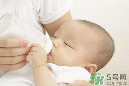 寶寶第一口輔食吃什么最好？寶寶第一口輔食怎么吃？