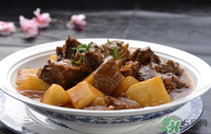 煮牛肉什么時候放鹽？燉牛肉什么時候放鹽好？