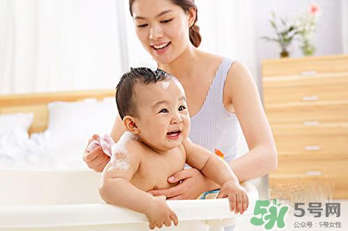 寶寶冬天多久洗一次澡？寶寶冬天洗澡水溫多少度合適？