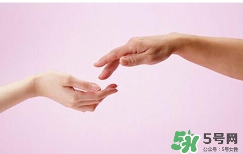 睡覺睡到半夜手麻是怎么回事？睡覺睡到半夜手麻怎么辦？
