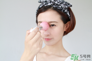 冬天化妝要用散粉嗎？冬天化妝需要定妝粉嗎？