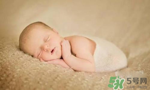 新生兒背上長了很多小紅疹怎么辦？新生兒長小紅疹怎么回事？