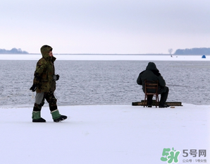 冬天釣魚用什么餌料？冬天釣魚用什么小藥？