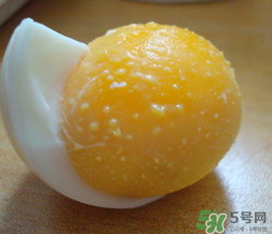 熟雞蛋滾臉有什么好處？熟雞蛋滾臉能吸毒素嗎？