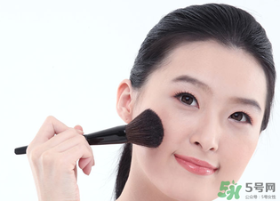 冬天化妝起皮怎么辦？冬天化妝臉干怎么辦？