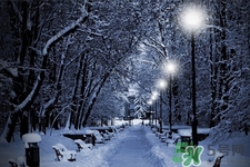 下雪穿什么鞋防滑效果最好？下雪天穿什么鞋子最防滑？