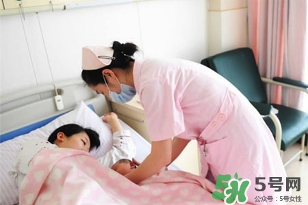 冬天哺乳穿什么？冬天哺乳期穿什么衣服喂奶好？