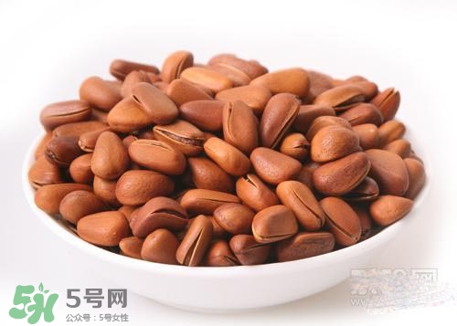 松子和核桃哪個(gè)營養(yǎng)價(jià)值更高？松子和核桃哪個(gè)更容易發(fā)胖？