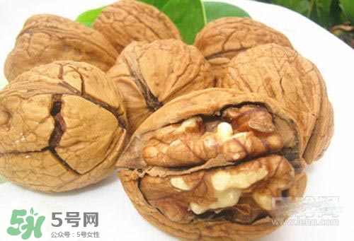 松子和核桃哪個(gè)營養(yǎng)價(jià)值更高？松子和核桃哪個(gè)更容易發(fā)胖？