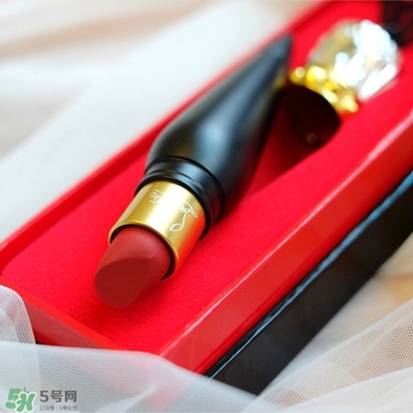 cl黑管口紅和金管有什么區(qū)別？cl黑管和cl金管哪個(gè)好？