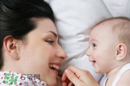 喂母乳乳房會下垂嗎？喂母乳會導(dǎo)致胸部下垂嗎？