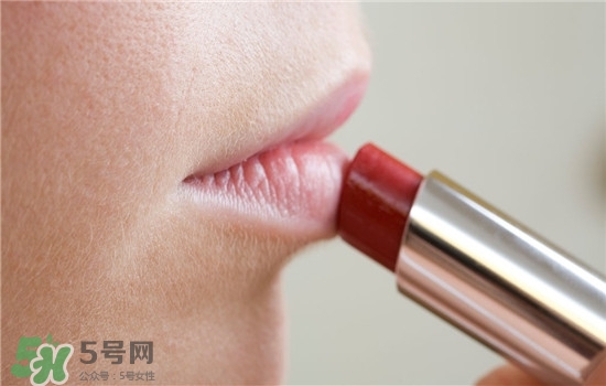 防曬唇膏要卸妝嗎？防曬唇膏晚上可以用嗎？