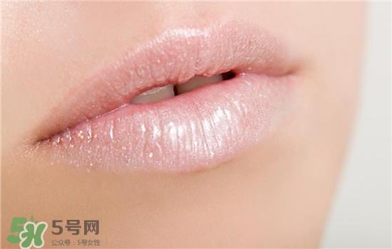 防曬唇膏要卸妝嗎？防曬唇膏晚上可以用嗎？