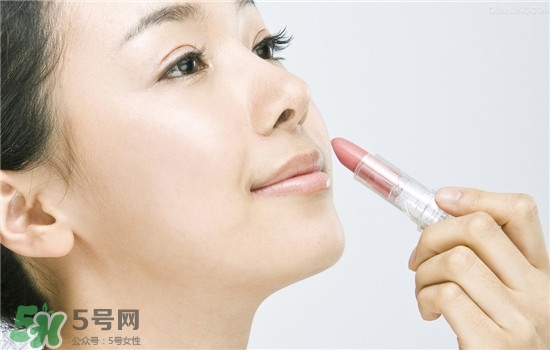 防曬唇膏要卸妝嗎？防曬唇膏晚上可以用嗎？