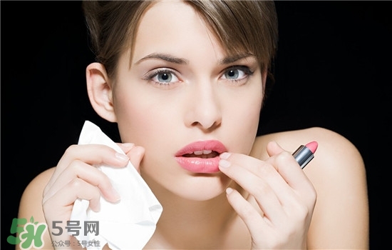 防曬唇膏要卸妝嗎？防曬唇膏晚上可以用嗎？