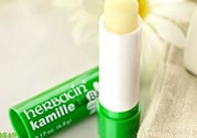 小甘菊唇膏小孩能用嗎？herbacin賀本清小甘菊唇膏小孩可以用嗎？