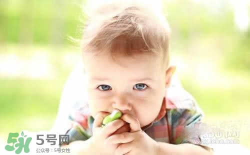 寶寶喜歡咬下嘴唇是怎么回事？寶寶喜歡咬下嘴唇怎么辦？
