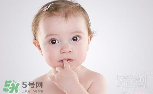 寶寶喜歡咬下嘴唇是怎么回事？寶寶喜歡咬下嘴唇怎么辦？