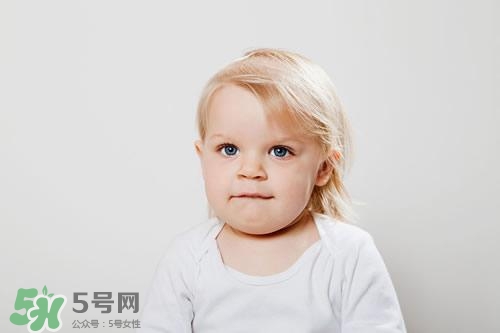 寶寶喜歡咬下嘴唇是怎么回事？寶寶喜歡咬下嘴唇怎么辦？