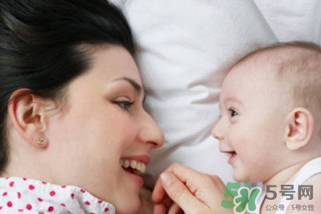 母乳和奶粉混合喂養(yǎng)好嗎？母乳和奶粉可以混在一起吃嗎？